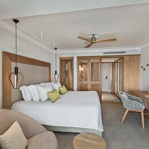 Camera deluxe con letto king size con vista sulla spiaggia